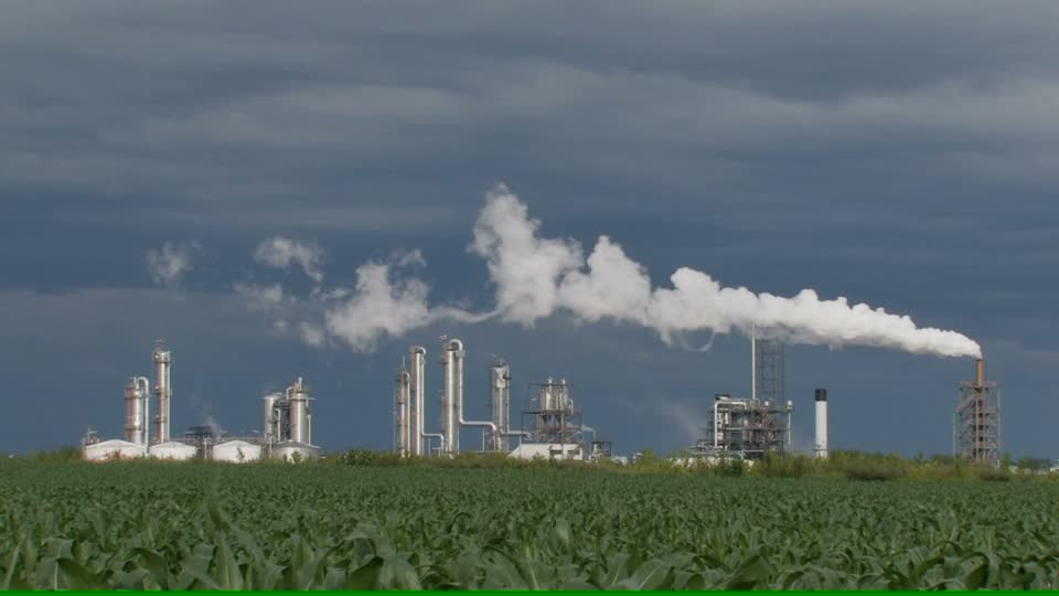 256049431-edifice-industriel-pollution-de-l'air-cheminee-architecture-vapeur